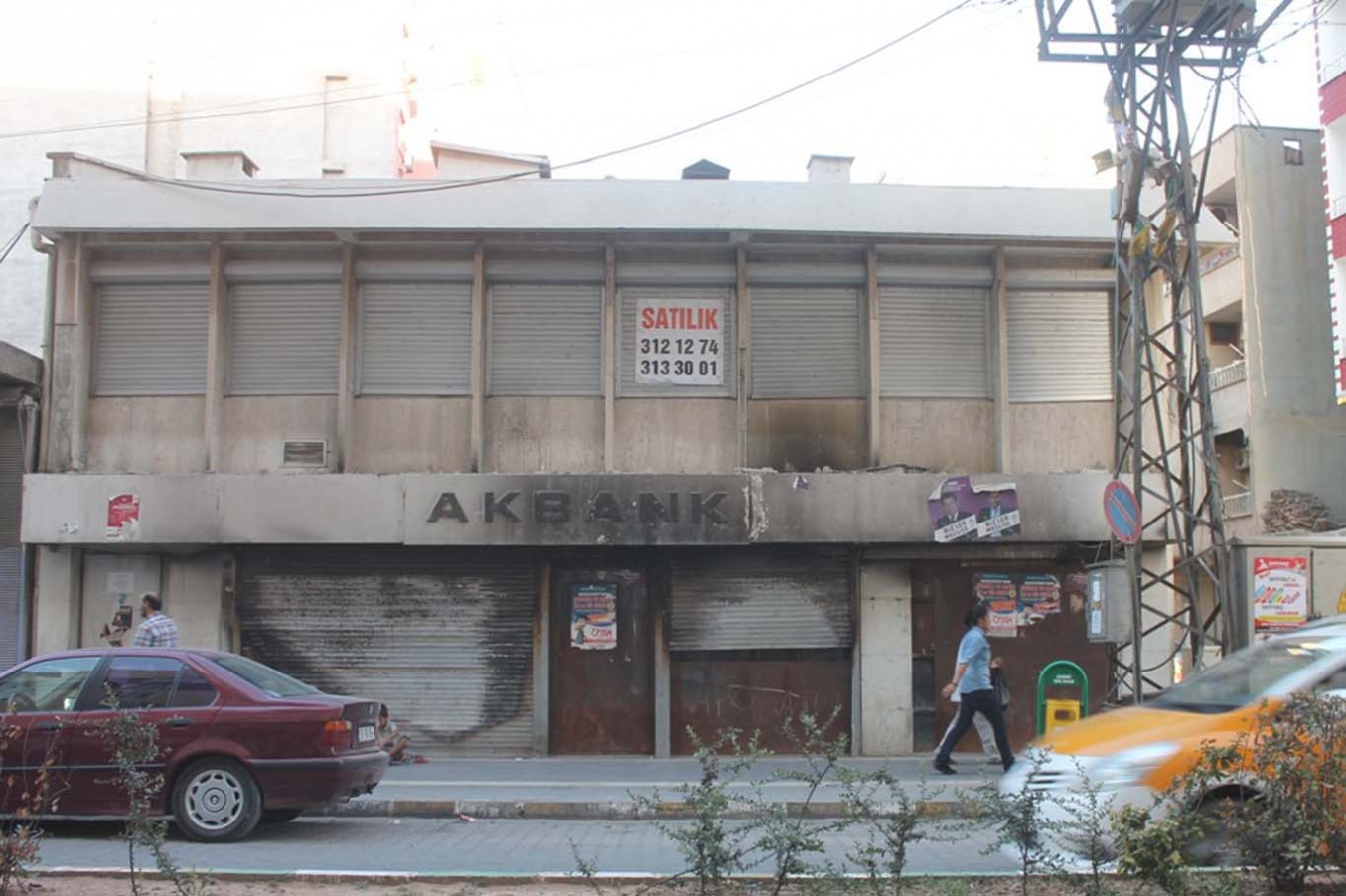 6-8 Ekim'de yakılan banka binası satışa çıkarıldı